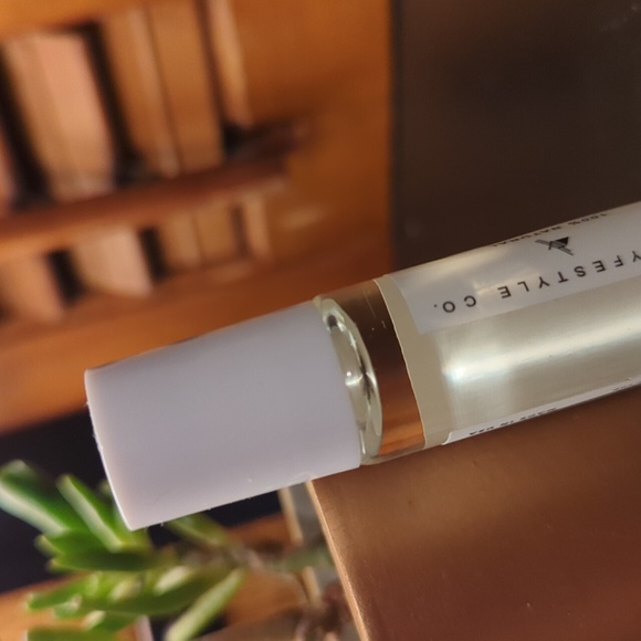 The Lyfestyle Co Cuticle Oil Rollerball Nourish Almond Jojoba Lavender Vitamin E - Picture 3 of 8